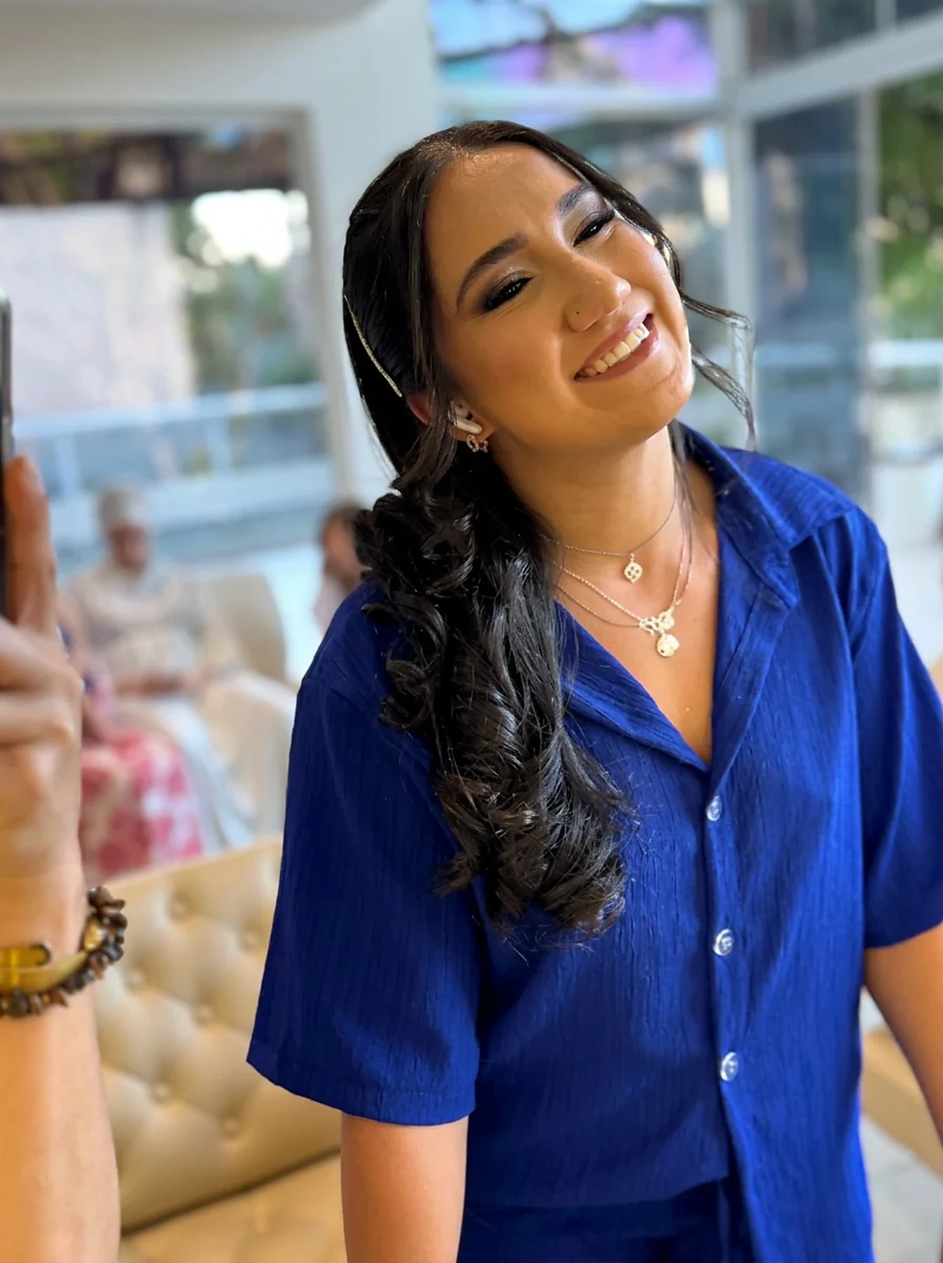 Penteado lateral com ondas e maquiagem natural