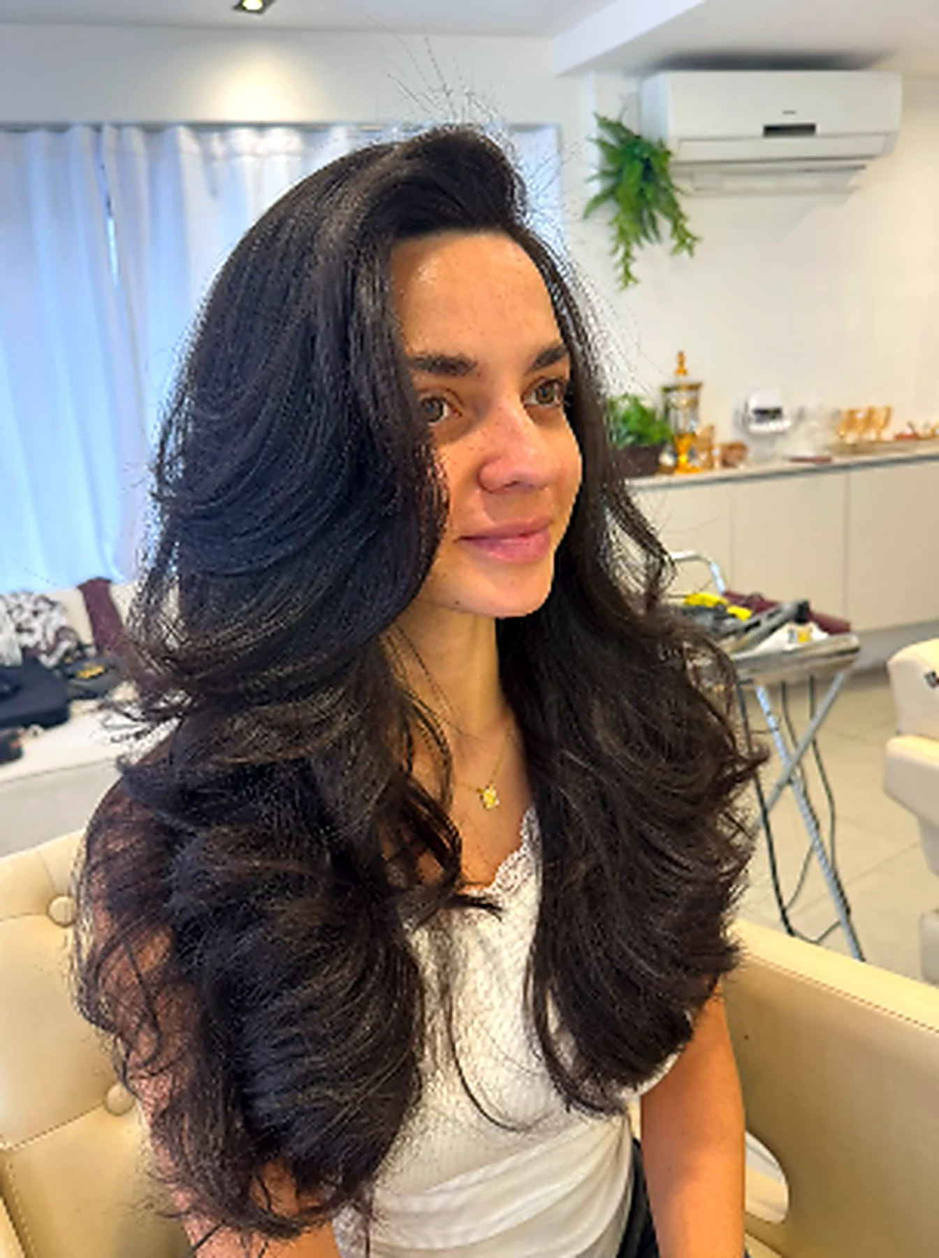 Cabelo preto volumoso com ondas e brilho intenso