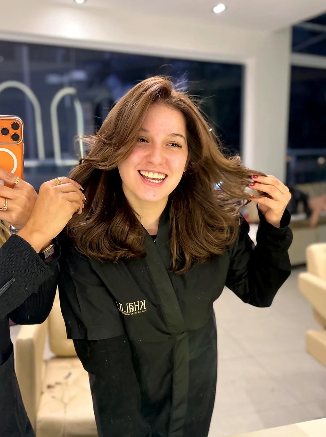 Escova modelada com volume em cabelo castanho