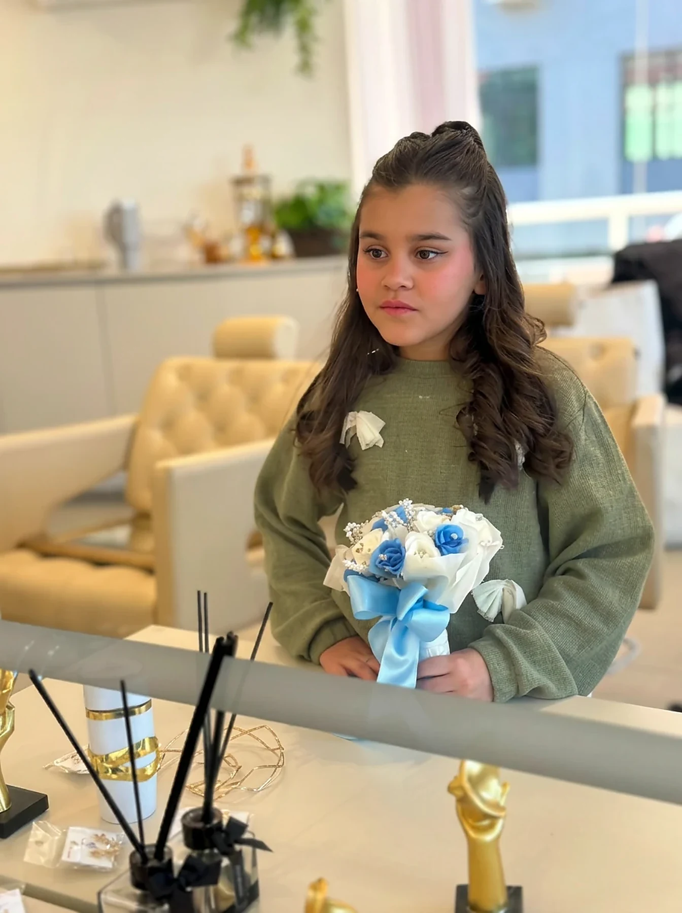 Penteado semipreso infantil com cachos