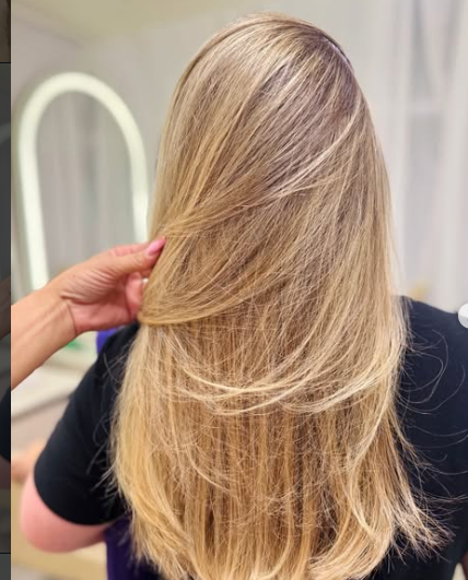 Loiro natural com corte repicado e brilho intenso